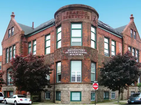 Khuôn viên Bridgeport International Academy