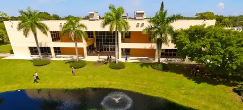 Khuôn viên St. Thomas University